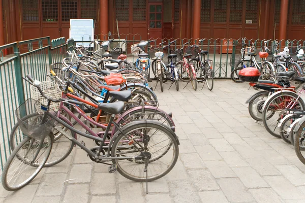 Fila de bicicletas, estacionamiento de bicicletas, Pekín, China —  Fotos de Stock