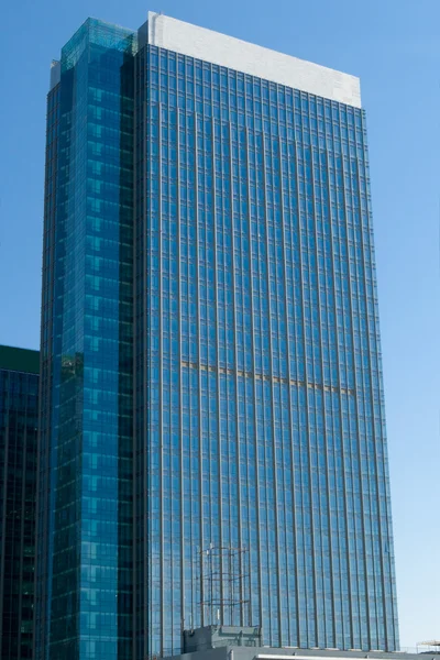 Kancelářská budova mrakodrap beijing Čína, modrá obloha — Stock fotografie