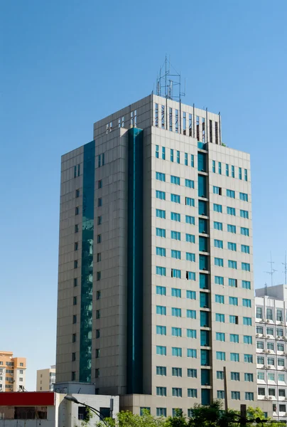 Kancelářská budova proti modré obloze, Peking, Čína — Stock fotografie