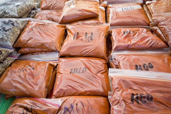 Väskor ground peppar mild medium chipotle, livsmedelsbutik monter. nya mexi — Stockfoto