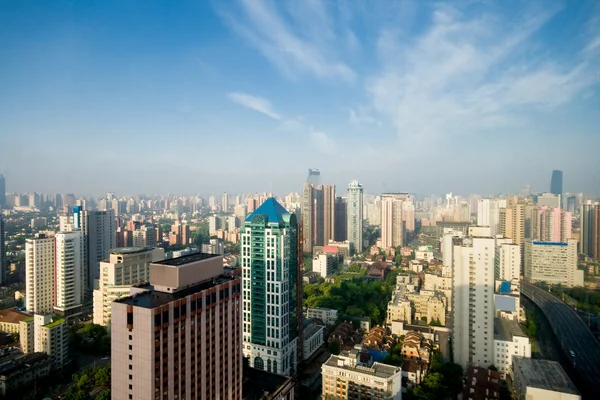 Shanghai, Chiny gród, niebieski niebo mgła zanieczyszczenia — Zdjęcie stockowe