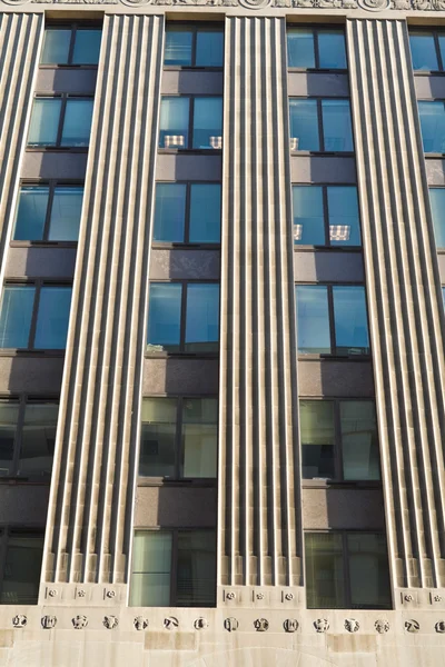 Außenseite des Bürogebäudes mit starken vertikalen Linien, — Stockfoto