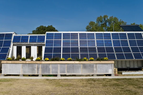 家の青い空に搭載された太陽光発電ソーラー パネルの配列 — ストック写真