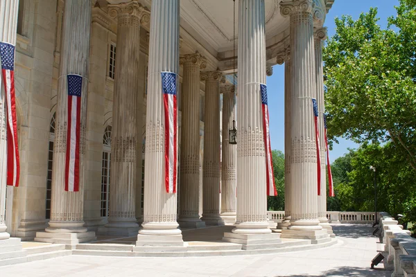 Узкие колонны американских флагов в здании Вашингтона — стоковое фото