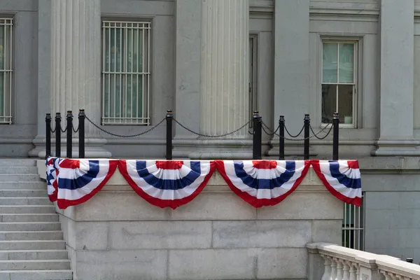 Будівля уряду прикрашена 4 липня Вашингтон — стокове фото