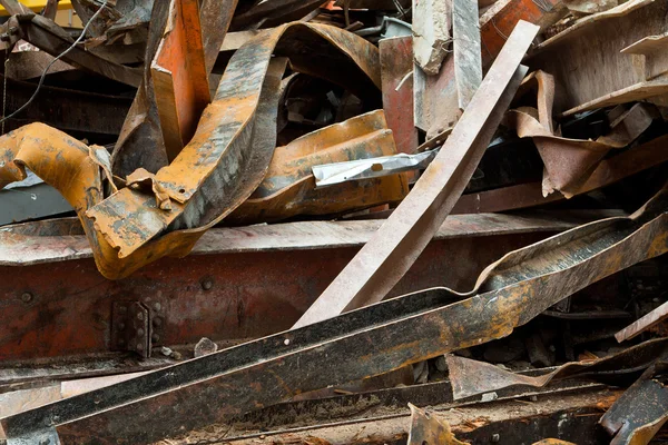 Gran pila de chatarra oxidada vigas de acero demolición sitio —  Fotos de Stock