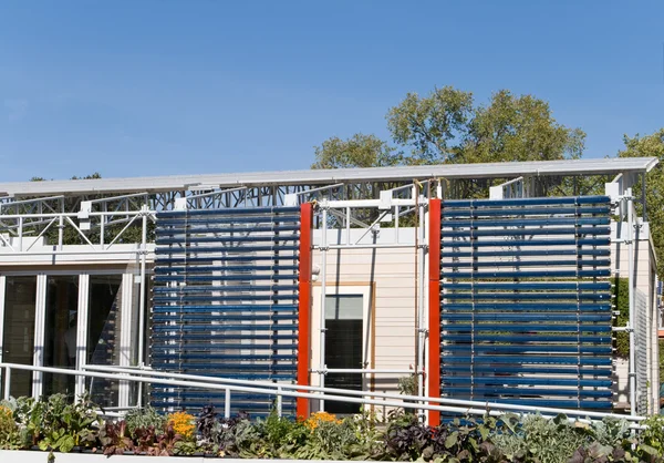 Tubos solares del calentador de agua Paneles fotovoltaicos Side Home House —  Fotos de Stock
