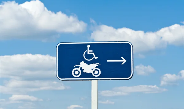 Deficiente e moto estacionamento sinal seta — Fotografia de Stock