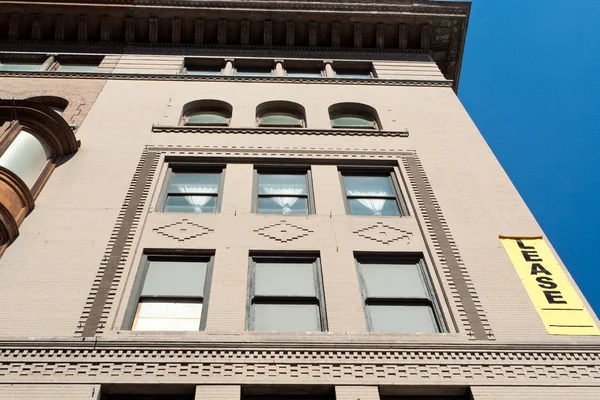 Oude beige bakstenen gebouw voor lease-overeenkomst ondertekenen, Verenigde Staten — Stockfoto