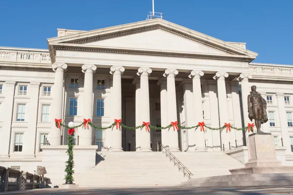 Ministerstvo financí budovy zdobené vánoční červené mašle dc — Stock fotografie