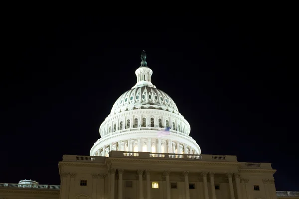 Ночь под куполом здания Капитолия США — стоковое фото