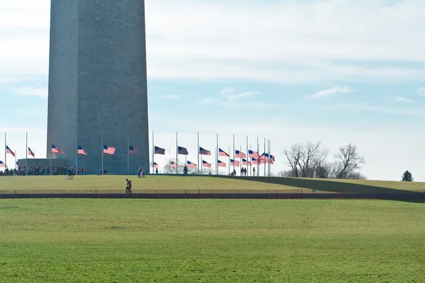 Base washington monument umgeben von amerikanischen flaggen — Stockfoto