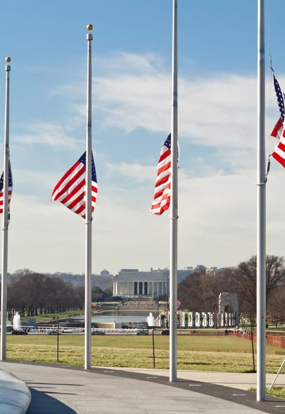Bandeiras americanas Meio mastro WWII Lincoln Memorial — Fotografia de Stock