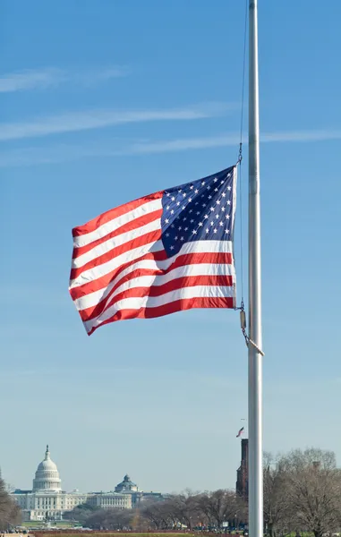 Amerikanische flagge auf halbmast us capitol washington dc — Stockfoto