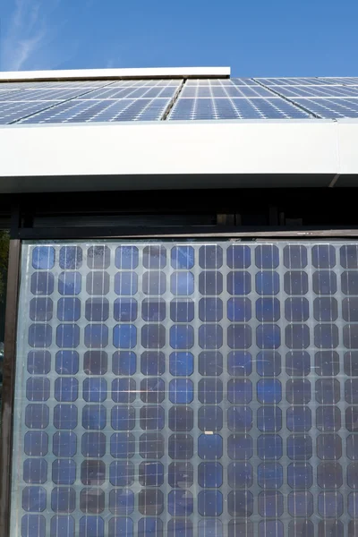行的光伏太阳能电池板安装在屋顶蓝色天空 — 图库照片