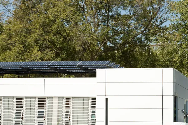 Maison solaire moderne avec panneaux photovoltaïques à rangée sur le toit — Photo
