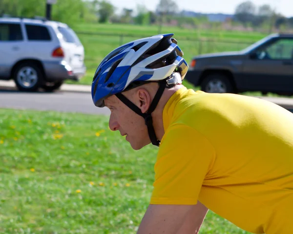 Senior Kaukasische man fietsen met shirt fiets helm — Stockfoto