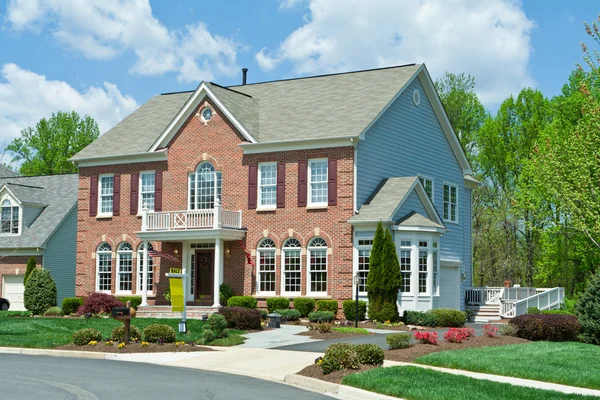 Verkoop baksteen enkele familie huis huis suburban usa — Stockfoto
