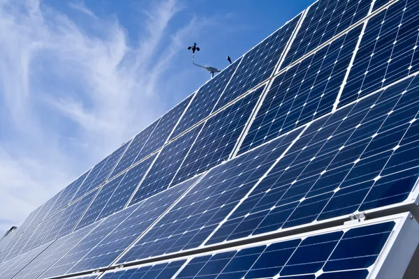 Mavi gökyüzü satırları fotovoltaik güneş panelleri mesafe — Stok fotoğraf