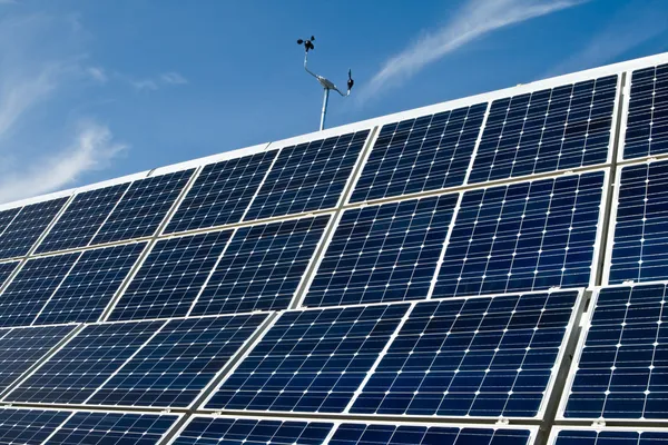 青空風速に対する太陽光発電ソーラー パネルの配列 — ストック写真