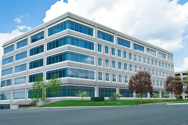 Moderne würfelförmige Bürogebäude Parkplatz md — Stockfoto