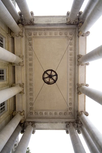 Sous le toit Néoclassique Piliers en marbre blanc — Photo