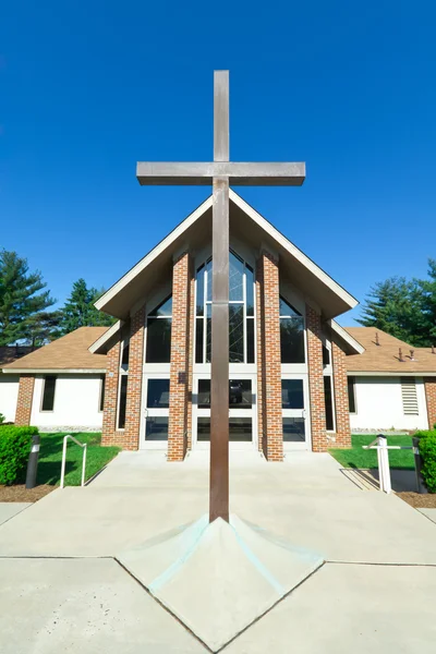Moderní církev sedlovou střechou kovový rám kříž — Stock fotografie