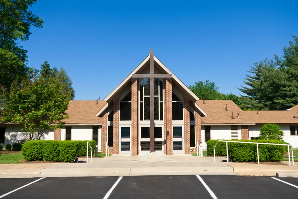 Buitenkant van moderne kerk met groot kruis — Stockfoto