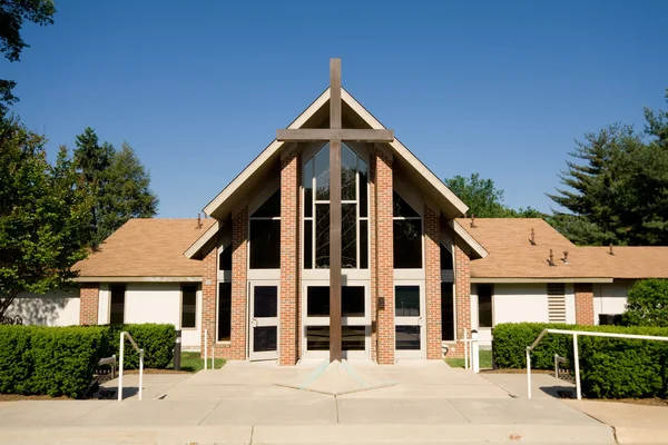 Außerhalb einer modernen Kirche großes Kreuz — Stockfoto