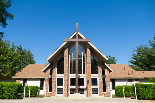 Фронт современной церкви Большой крест голубое небо — стоковое фото