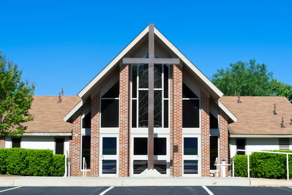 Moderne kerk met grote kruis aan de voorkant — Stockfoto