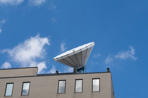 지붕, 파란 하늘 배경에 큰 위성 접시 — 스톡 사진