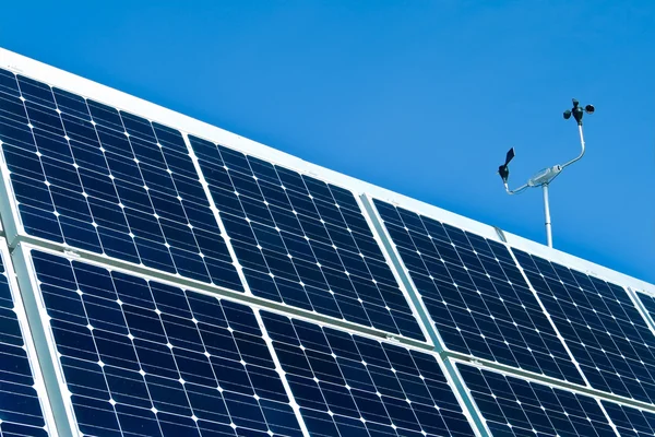 屋外の太陽光発電太陽光発電太陽電池パネルの風速 — ストック写真