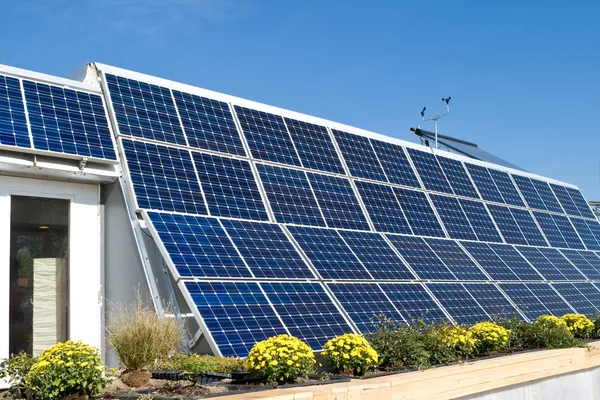 Ev satır fotovoltaik pv güneş panelleri anemometre — Stok fotoğraf
