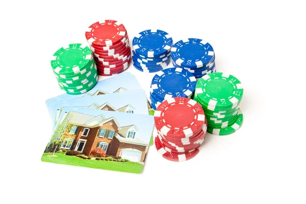 Pokerchips Haus Spielkarten isoliert Glücksspiel — Stockfoto