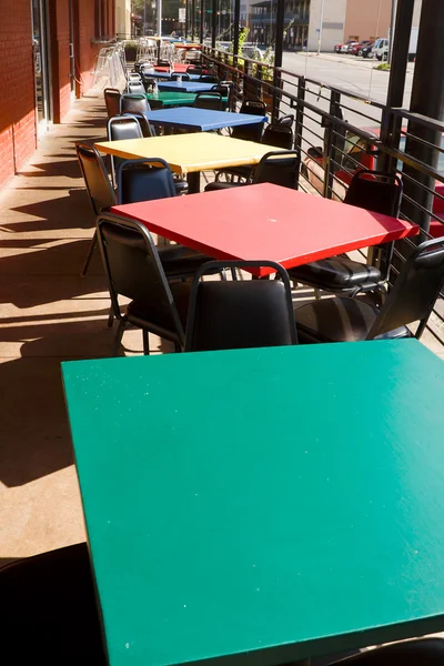 Színes asztalok székek szabadtéri étterem-kávézó usa — Stock Fotó