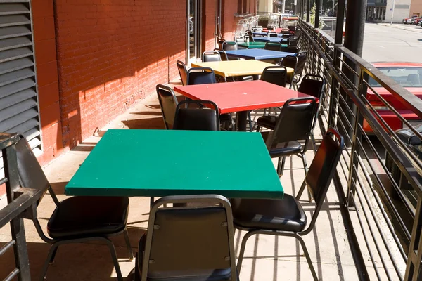 Kleurrijke tabellen stoelen buiten restaurant café usa — Stockfoto