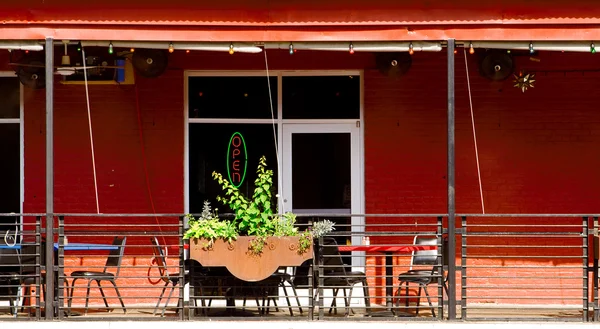 Veranda van zuidwestelijke stijl restaurant in primaire kleuren, dak, — Stockfoto