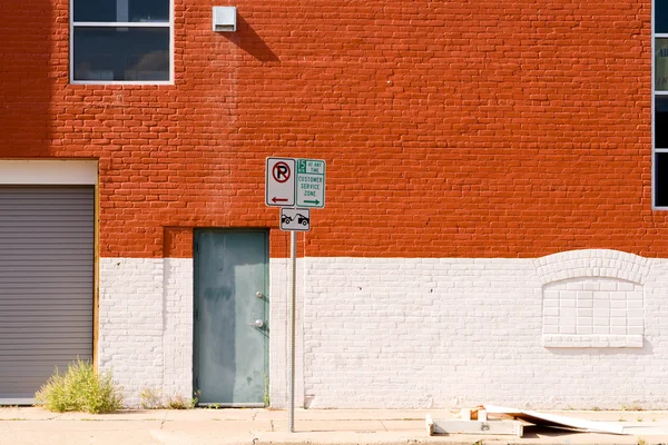 Sklad cihlová zeď dveře garáže průmyslové usa — Stock fotografie