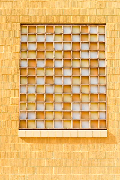 Gelbes Fenster mit undurchsichtigem orange-weißem Glas — Stockfoto