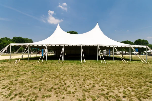 Duże wydarzenie biały namiot, trawa, Błękitne niebo — Zdjęcie stockowe