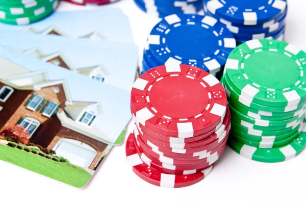 Vsadit na propadlé hypoteční dům poker žetony — Stock fotografie
