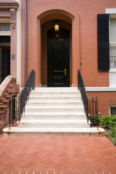 Дверь дома Брик Роу в Вашингтоне, округ Колумбия, США — стоковое фото