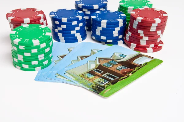 Poker žetony, dům hrací karty izolované hazard — Stock fotografie