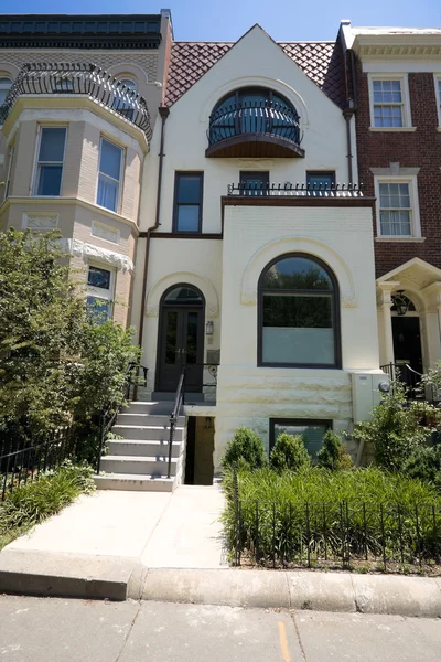 Casa di fila romanica dipinta Richardsonian DC USA — Foto Stock