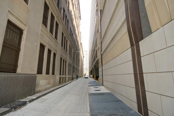 Steegje tussen twee moderne kantoorgebouwen, groothoeklens — Stockfoto