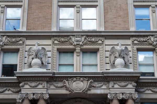 Eagles en colorado state wapenschild beaux-arts gebouw facad — Stockfoto