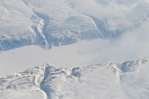 空中冻的河崖显示加拿大侵蚀巴芬岛 — 图库照片