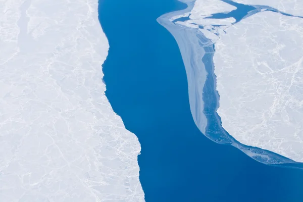 Ανοικτό νερό πάγου Αρκτικό Ωκεανό κοντά στο βόρειο πόλο, παγκόσμια αύξηση της θερμοκρασίας — Φωτογραφία Αρχείου