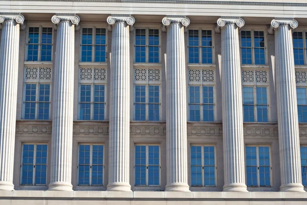 Kolommen en windows, federale gebouw van washington dc — Stockfoto